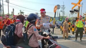 Sat Lantas Polres Kediri  bersama Daop 7 Madiun Laksanakan Sosialisasi Keselamatan Berlalu Lintas di Perlintasan Sebidang