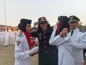Usai Upacara Penurunan Bendera, 10 Anggota Paskibra  Dapat Surprise Ultah Dari Kapolsek Karangrejo