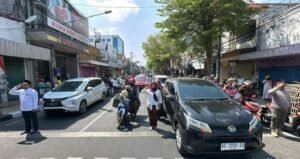 Polisi Kota Kediri Ajak Pengguna Jalan Hormat Saat Detik-detik Proklamasi