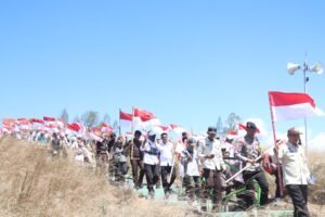 Sambut Hari Kemerdekaan RI ke 79, Polres Bondowoso bersama Pemkab Kibarkan 1.000 Bendera Merah Putih di Kawah Wurung