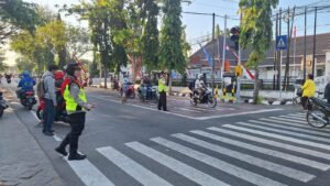 Polwan Polres Kediri Kota Gelar Pos Pagi Serentak Dalam Rangka HUT Ke – 76 Polisi Wanita
