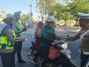 Polwan Polres Kediri Kota Gelar Pos Pagi dan Bagi Bagi Coklat  Pada Pengendara  Dalam Rangka HUT Ke – 76 Polisi Wanita