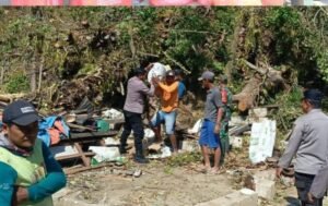 Respon Cepat Polres Nganjuk bersama Warga Lakukan Kerja Bakti untuk Bersihkan Puing Rumah Tertimpa Pohon di Desa Losari