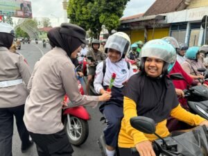 Sambut Hari Jadi ke – 76 Polwan Polres Lumajang Gelar Aksi Simpatik Sosialisasikan Kamseltibcarlantas