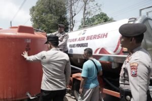 Polisi Beri Bantuan Air Bersih Untuk Ratusan Warga di 4 Desa Wilayah Ponorogo