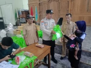 Polisi Kediri Dampingi Penyaluran Bantuan Pangan untuk Penanganan Stunting