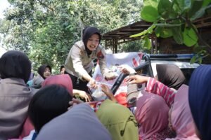 Rayakan Hari Jadi Polwan ke-76 Bersama Masyarakat, Polres Kediri Bagikan Sayur-Mayur Gratis
