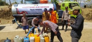 Polres Ponorogo Droping Air Bersih untuk Warga Desa Duri
