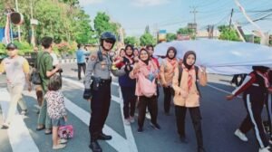 Polres Kediri Kota Amankan Jalanya Kirab Bendera Merah Putih Raksasa Jelang Perayaan HUT RI ke -79