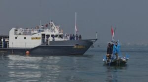 Ditpolairud Polda Jatim Bersama Nelayan Kibarkan Bendera Merah Putih di Selat Madura