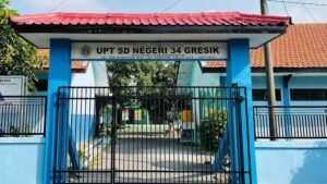 Kepala Dinas pendidikan kabupaten Gresik di geruduk emak-emak wali murid mengadukan kepsek UPT SDN 34 .