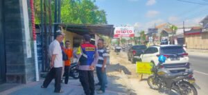 Polisi Kediri Dampingi Penertiban Bangunan di Sepanjang Jalan Sukarno Hatta Ngasem