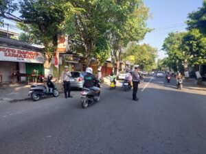 PERWIRA SAT LANTAS POLRES KEDIRI CEK KESIAPAN ANGGOTA SAAT PELAYANAN PAGI