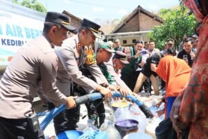 Polres Kediri Kota Salurkan Bantuan  Air Bersih di Dusun Gebangkerep Tarokan