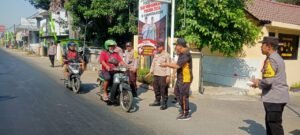 Jumat Berkah, Polisi Kediri Bagikan Nasi Kotak Gratis Kepada Masyarakat