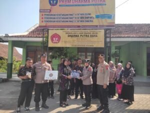 Polsek Gurah Beri Bantuan Al Quran Braille Dan Alat Sholat Pada SLB Desa Turus