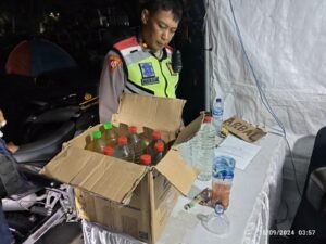 Kabag Ops Polres Kediri Kota Sita Puluhan Botol Miras dari Lapak Pedagang di Area Digelarnya Acara KSF 2024