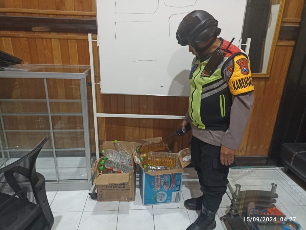 Kabag Ops Polres Kediri Kota Sita Puluhan Botol Miras dari Lapak Pedagang di Area Digelarnya Acara KSF 2024