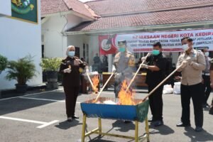 Kapolres Kediri Kota Hadiri Pemusnahan Barang Bukti di Kejaksaan Negeri Kota Kediri