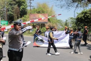 Polisi Bersama PT KAI Daop 9 Jember Gencar Sosialisasikan Keselamatan di Perlintasan Sebidang