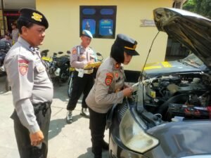 Pastikan Kendaraan Dinas Kondisi Siap Operasional,  Kapolsek Karangrejo Gelar Apel Ranmor