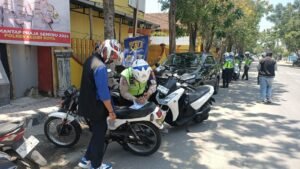 Bukti Ketegasan Kasat Lantas Polres Kediri Kota,Tilang Pengendara Yang Nekat Lawan Arus Lalu Lintas Demi Keselamatan Bersama