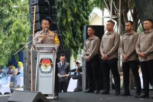Kapolres Kediri Kota Serahkan Personel Walpri Untuk Calon Walikota dan Wakil Walikota, Ketua KPU Serta Ketua Bawaslu Kota Kediri