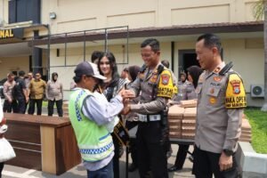 Syukuran HUT Lalu Lintas Bhayangkara ke-69, Polres Kediri Kota Gelar Pemotongan Tumpeng dan Bakti Sosial