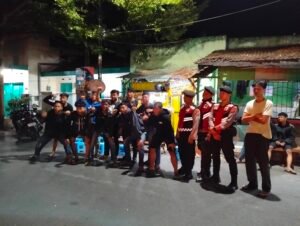 Hal Unik Terjadi Saat Sat Samapta Polres Kediri Kota Bubarkan Pemuda Pesta Miras, Bukanya Takut Justru Minta Foto Bareng!