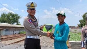Satlantas Polres Kediri Peduli  Relawan Penjaga Palang Pintu Kereta Api,Ini Yang Di Berikan!
