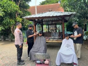 Sosialisasikan Kedisiplinan, Polsek Pare Gelar Pangkas Rambut Gratis di Sekolah