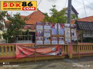 Baliho Paslon Calon Bupati Gresik di pasang depan Kantor Desa Sukowati, Netralitas KPU dan banwaslu Diragukan