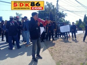 Puluhan massa dari Ormas Laskar Sinrijala Indonesia menggelar aksi demonstrasi di depan Polsek Tamalate