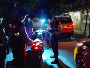 Incar Miras dan Pil Koplo, Sat Samapta Polres Kediri Kota Bubarkan Tongkrongan Pemuda di Warung Dermaga Brantas