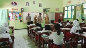 Bhabinkamtibmas Gelar Patroli Police Backbone di SDN 2 Ploso Dukung Pendekatan Humanis Polri di Sekolah