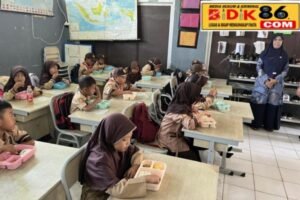 Prabowo Subianto akan memberikan makan bergizi gratis dua kali sehari bagi anak sekolah,