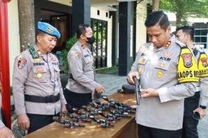 Kapolres Kediri Pimpin Pemeriksaan Rutin Anggota Pemegang Senpi