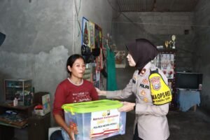 Peduli Korban Angin Kencang,Polres Kediri Berikan Paket Sembako di Kayen Kidul