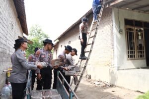 Aksi Sosial Polres Kediri Bantu Perbaikan Rumah Terdampak Bencana Alam di Kayen Kidul