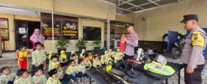 Perkenalkan Tugas Polisi Sejak Dini,Puluhan Siswa Aba Kunjungi Mapolsek Kandangan