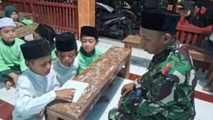 Pengabdian untuk Rakyat,Personil Satgas TMMD 122 jadi Guru Ngaji di Madrasah Diniyah Takmiliyah (Riyadhus Sholichin) Pagung