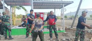 Jelang Penutupan TMMD 122, Anggota TNI dan Warga Lakukan Kerja Bakti
