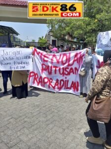 Emak-emak Desa Roomo unjuk rasa menuntut keadilan di pengadilan negeri gresik