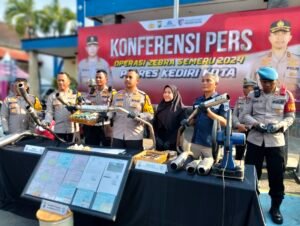 Polres Kediri Kota Tindak Ribuan Pelanggar Lalu Lintas Operasi Zebra Semeru 2024, Belasan Knalpot Brong Dimusnahkan