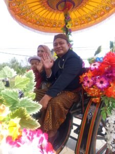 Kirab tumpeng gunungan memeriahkan sedekah bumi Dusun ngablak tahun 2024 .