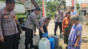 Kekurangan Air Bersih, Warga Kepung Terima Bantuan Sat Binmas Polres Kediri Peduli