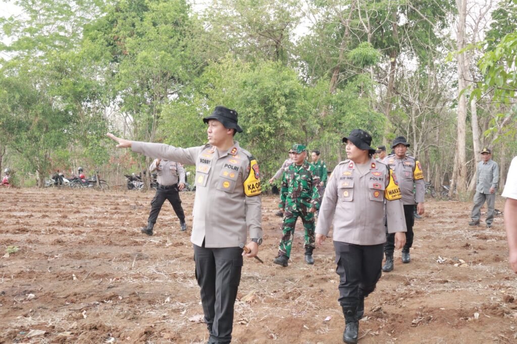 Dukung Asta Cita Polres Lamongan Manfaatkan Lahan Tidur di Desa Wanar untuk Ketahanan Pangan Nasional