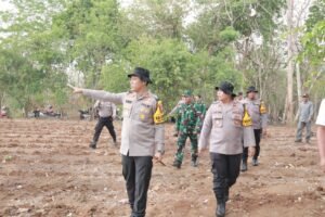 Dukung Asta Cita Polres Lamongan Manfaatkan Lahan Tidur di Desa Wanar untuk Ketahanan Pangan Nasional