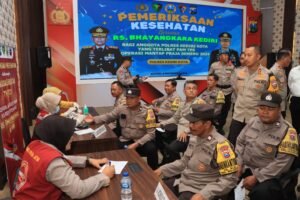 Kesiapan PAM TPS Pilkada 2024, Personel Polres Kediri Kota Periksa Kesehatan dan Pembagian Vitamin