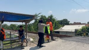 Sat Binmas Polres Kediri Memberikan Rompi Keselamatan Ke Relawan Penjaga Palang Pintu Kereta Api